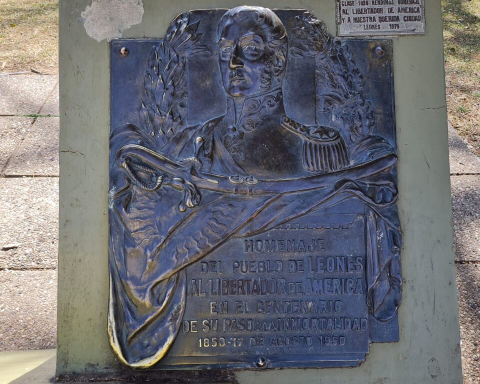 Placa colocada en 1950 en la ex plazoleta San Martín, debido al centenario de la muerte del prócer.