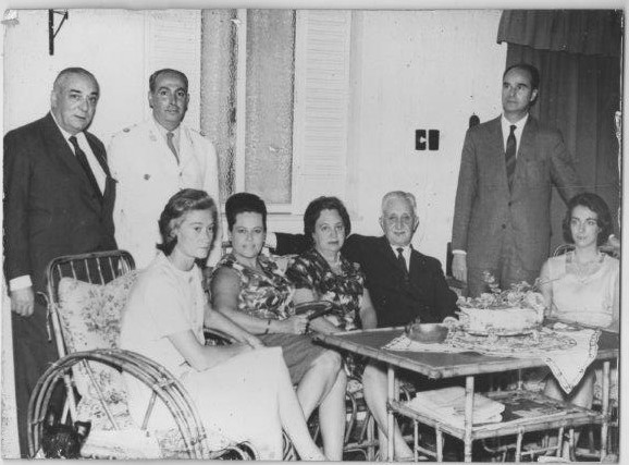 El ex presidente Illia (sentado, primero de la derecha) durante una visita a Leones junto a familiares del ex intendente y diputado nacional Amadeo Bertini (primero de la izquierda). Gentileza Susana Brusa.