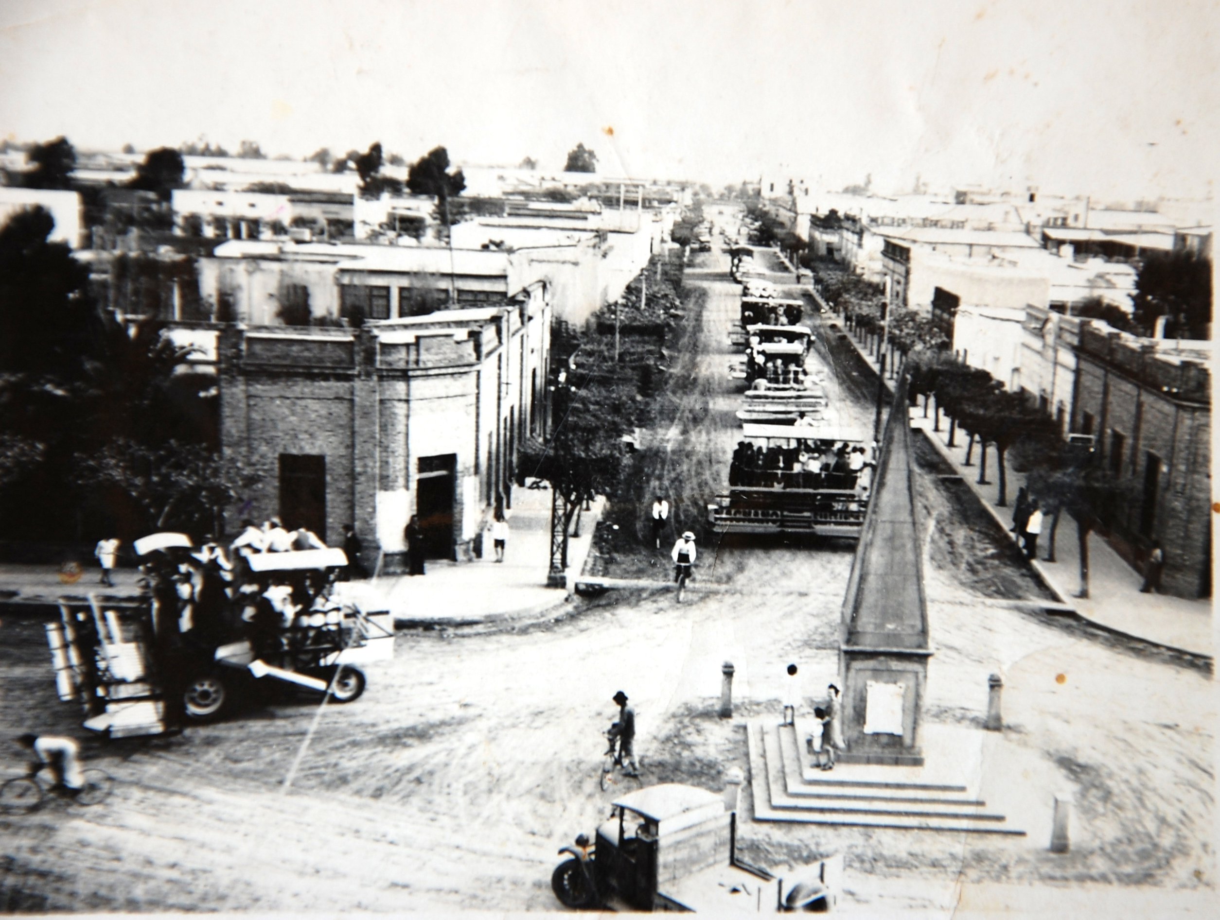 Vista de Rivadavia y General Paz, a mediados del siglo XX. Colección Mollar.