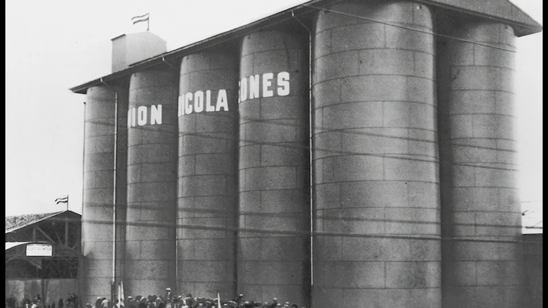 Histórico elevador de granos de la Unión Agrícola inaugurado en 1930. Fue uno de los primeros del país. Colección UAL.