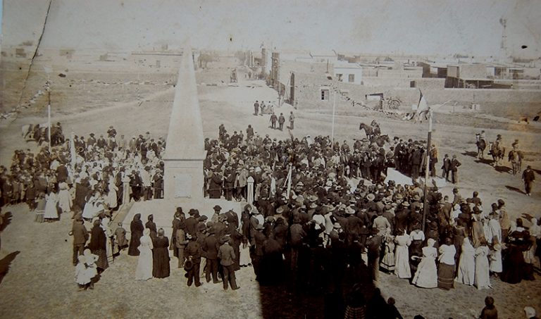 Inauguración de la “Pirámide de Mayo” (llamada también “de los Italianos”) en 1910. Colección Mollar.