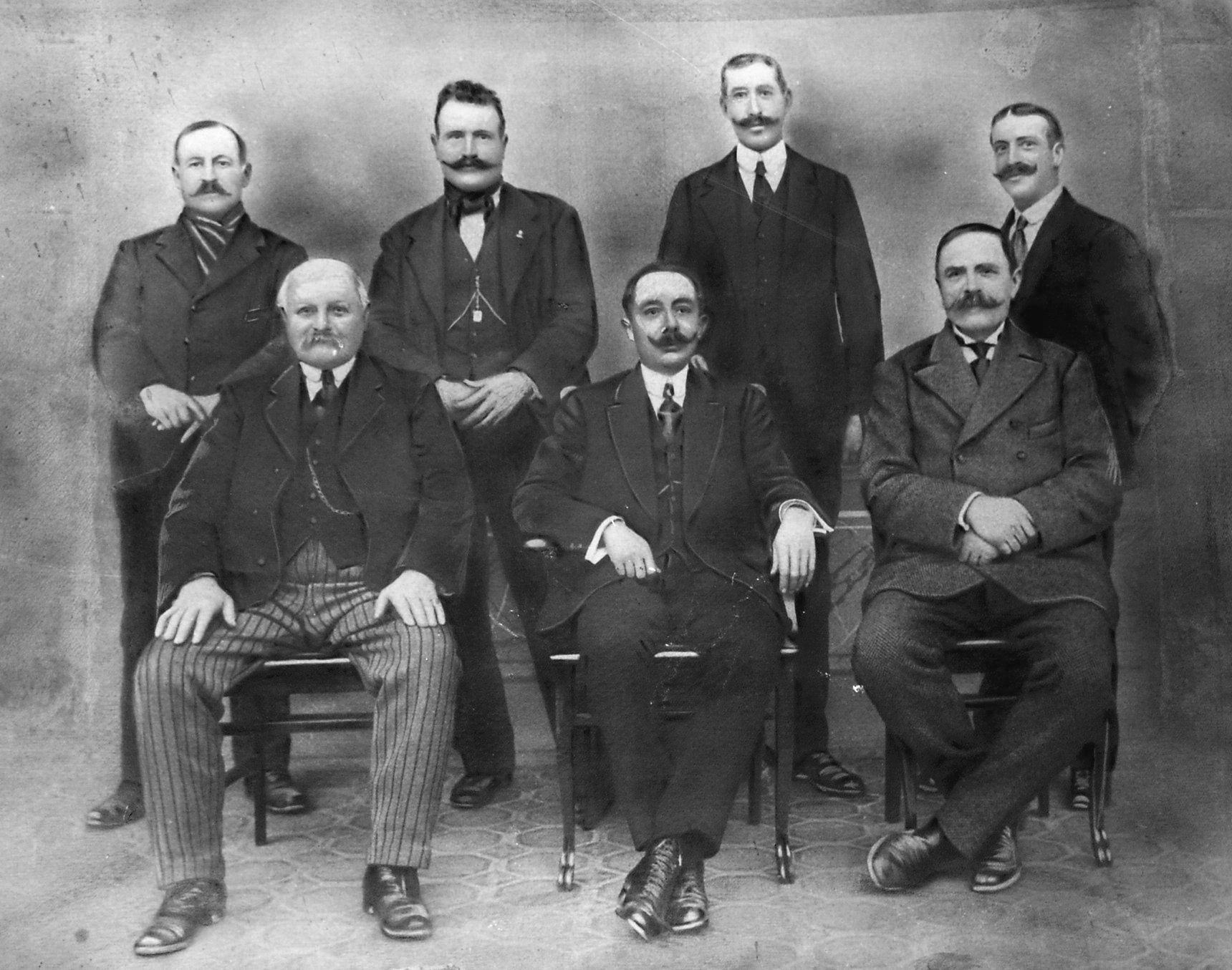 Integrantes del primer Concejo Deliberante junto al intendente Ramón Infante (sentado, al centro). 1916. Colección Archivo Histórico Municipal.