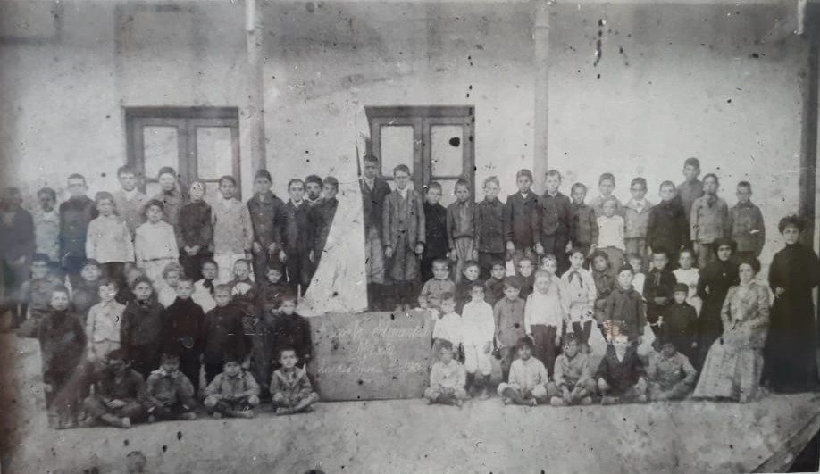 La primera escuela fiscal de Leones surgió en 1890. Desde 1938 se la conoce como Joaquín V. González. Imagen: la escuela el 2 de junio de 1909.