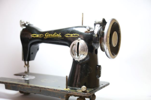 Máquina de coser de la marca rosarina Gardini. Colección MuHLI.