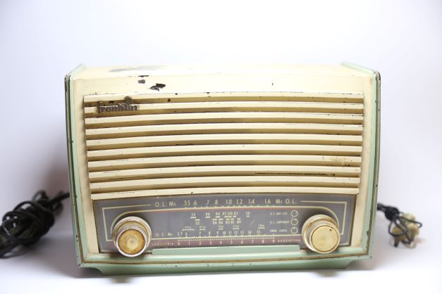 Radio, principal medio de comunicación en las décadas del ´40 y ´50. Colección MuHLI.