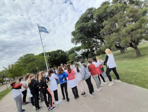 Visita guiada | 300 estudiantes recorrieron la Plaza Malvinas Argentinas